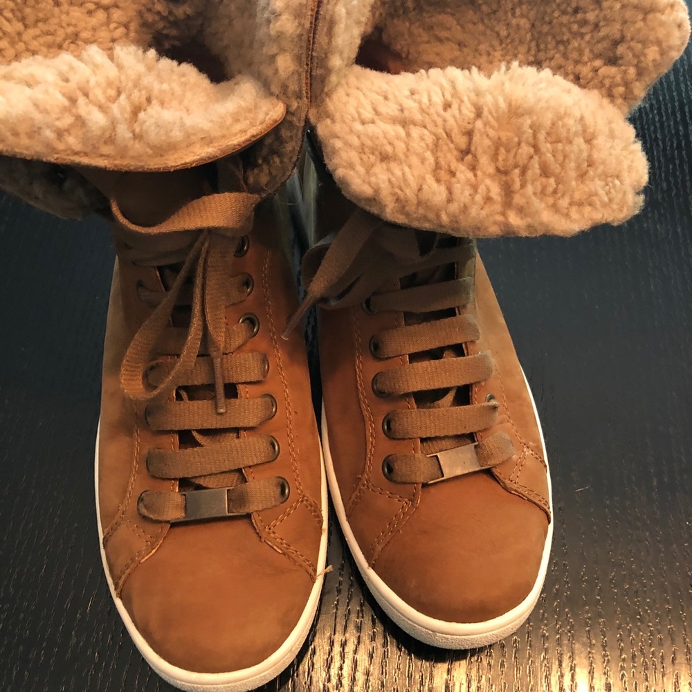UGG STARLYN Chesnut Hi-Top sneakers. Women’s size 9.5. EXCELLENT condition.